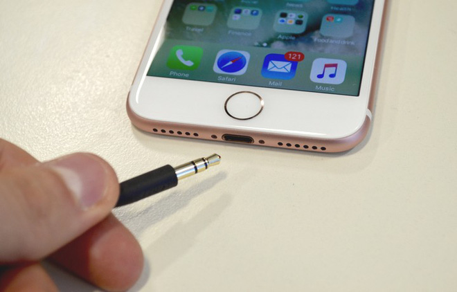 Apple lại có thêm chiêu “hút máu”: Không tặng kèm adapter chuyển đổi Lightning sang 3.5mm cho iPhone mới - Ảnh 2.